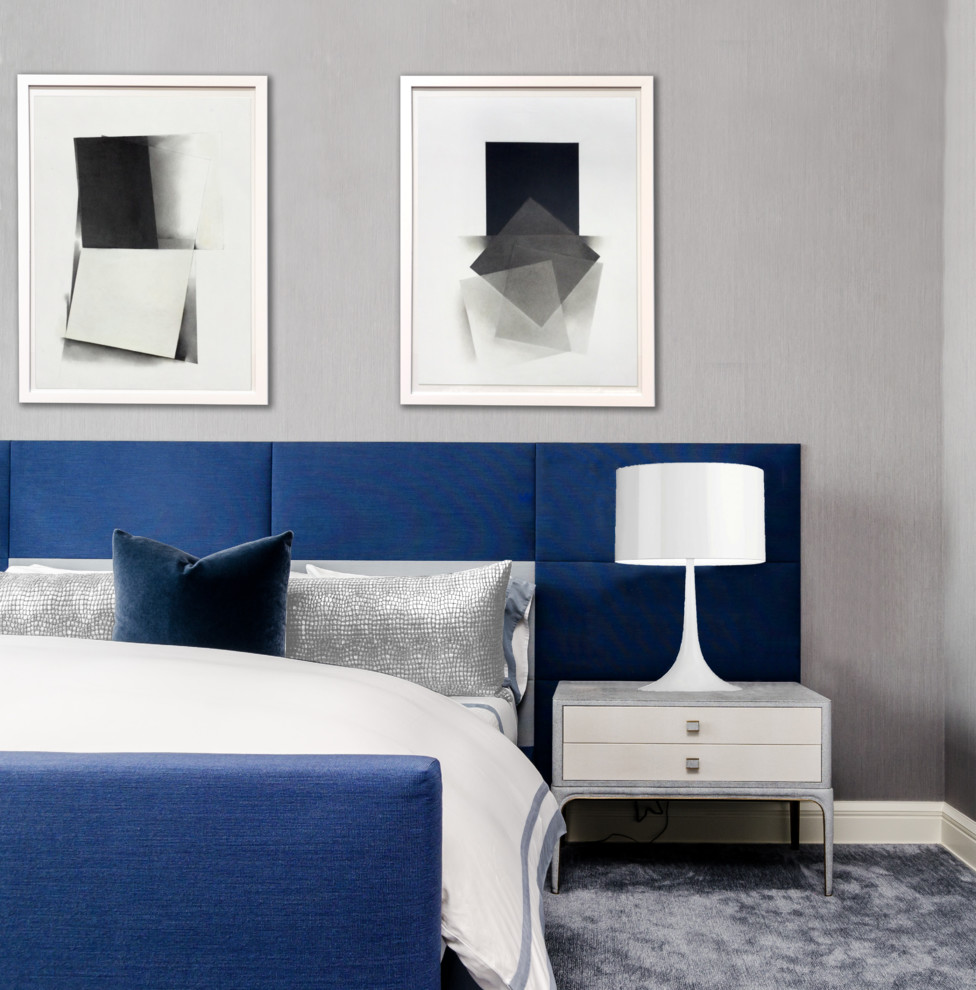 На фото: гостевая спальня среднего размера, (комната для гостей) в стиле неоклассика (современная классика) с серыми стенами, ковровым покрытием и серым полом с