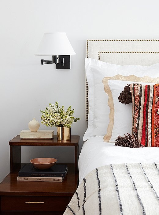 На фото: спальня среднего размера в стиле ретро с белыми стенами, темным паркетным полом и коричневым полом без камина