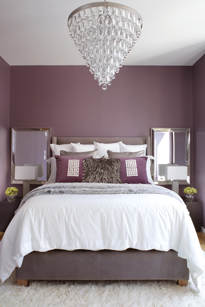 Imagen de dormitorio principal tradicional renovado con paredes púrpuras y suelo de madera oscura