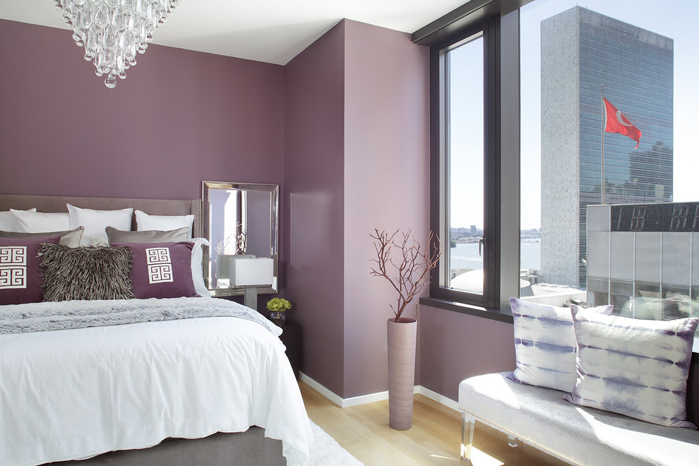 Idée de décoration pour une chambre parentale tradition avec un mur violet et parquet foncé.