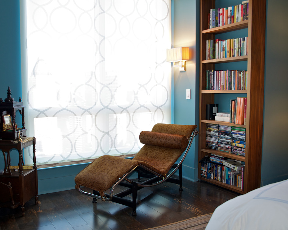 Свежая идея для дизайна: гостевая спальня среднего размера, (комната для гостей) в современном стиле с синими стенами и темным паркетным полом без камина - отличное фото интерьера