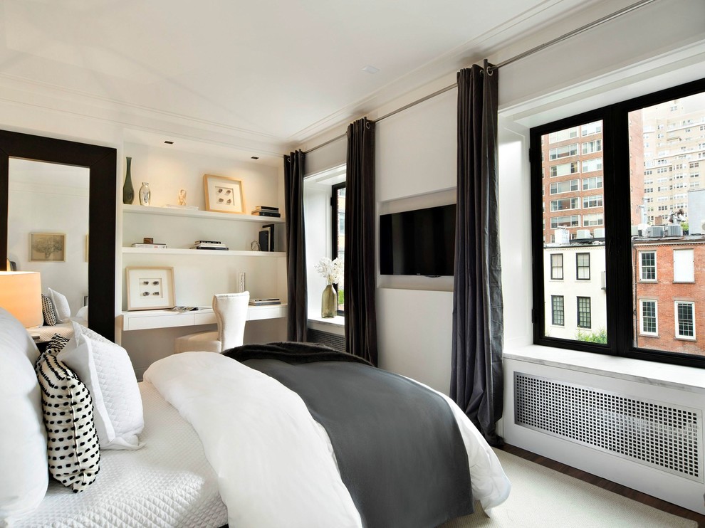 ニューヨークにあるトランジショナルスタイルのおしゃれな寝室 (白い壁、濃色無垢フローリング、黒いカーテン)