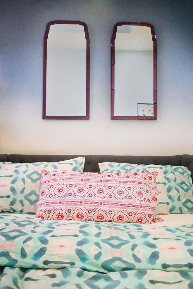 Esempio di una grande camera da letto stile loft bohémian con pareti blu, parquet chiaro e pavimento marrone