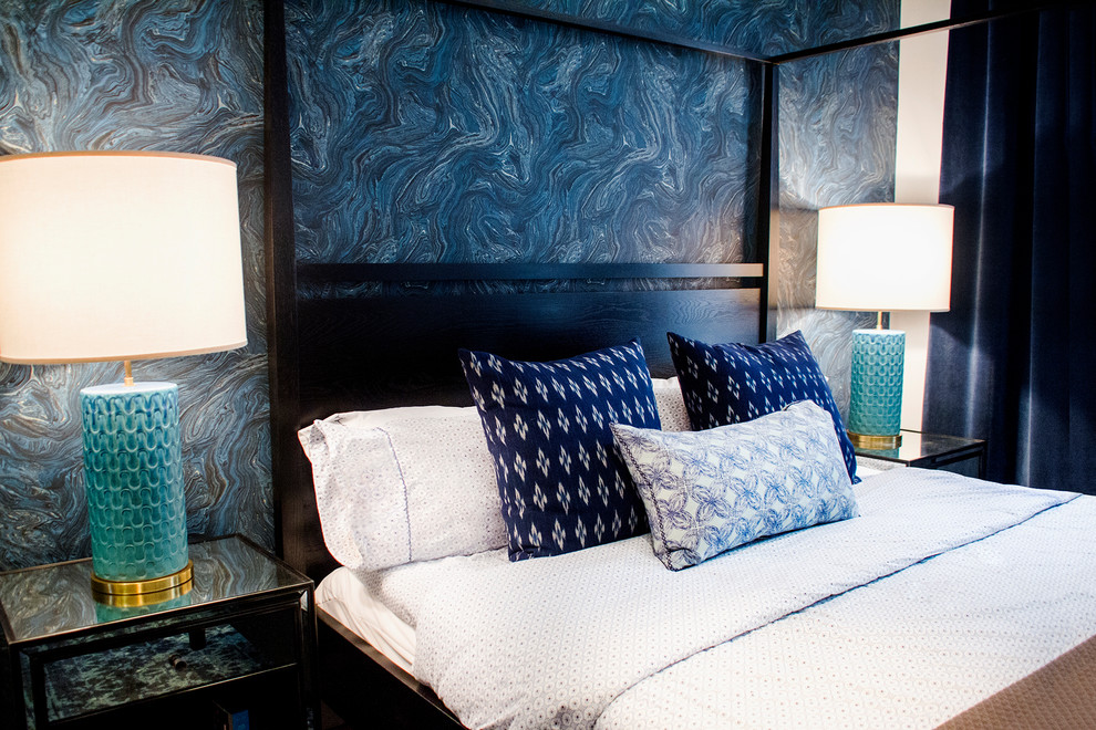 Großes Stilmix Hauptschlafzimmer mit blauer Wandfarbe, hellem Holzboden und braunem Boden in New York