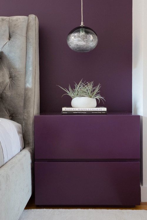 Diseño de habitación de invitados contemporánea pequeña con paredes púrpuras