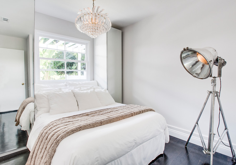 На фото: спальня в стиле неоклассика (современная классика) с серыми стенами и темным паркетным полом без камина