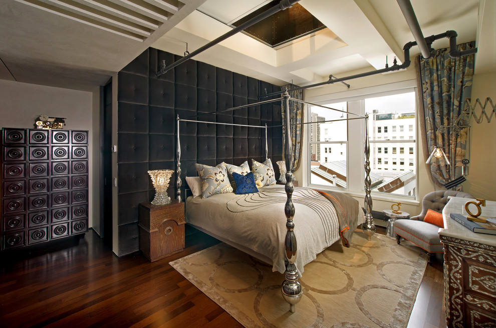 Пример оригинального дизайна: спальня в стиле фьюжн с бежевыми стенами и темным паркетным полом