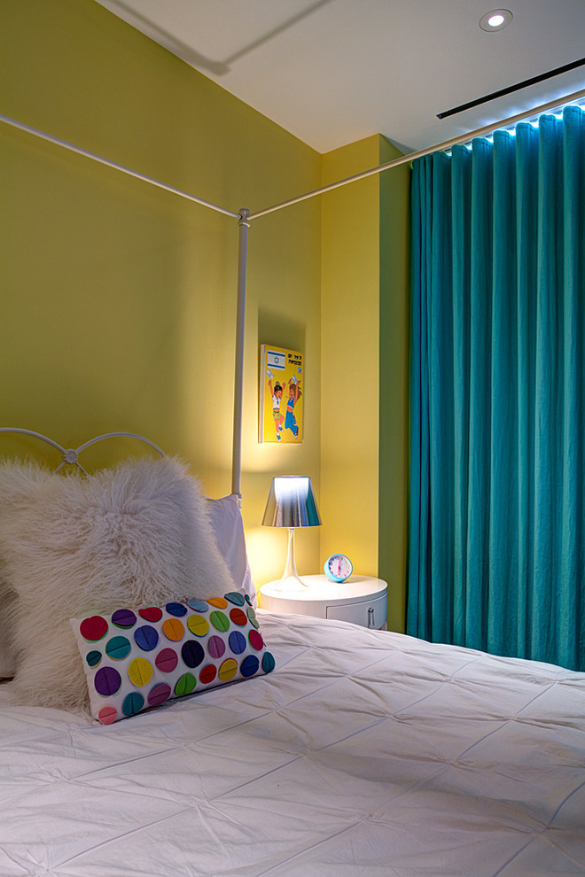 Свежая идея для дизайна: большая гостевая спальня (комната для гостей) в стиле неоклассика (современная классика) с желтыми стенами, ковровым покрытием и серым полом без камина - отличное фото интерьера