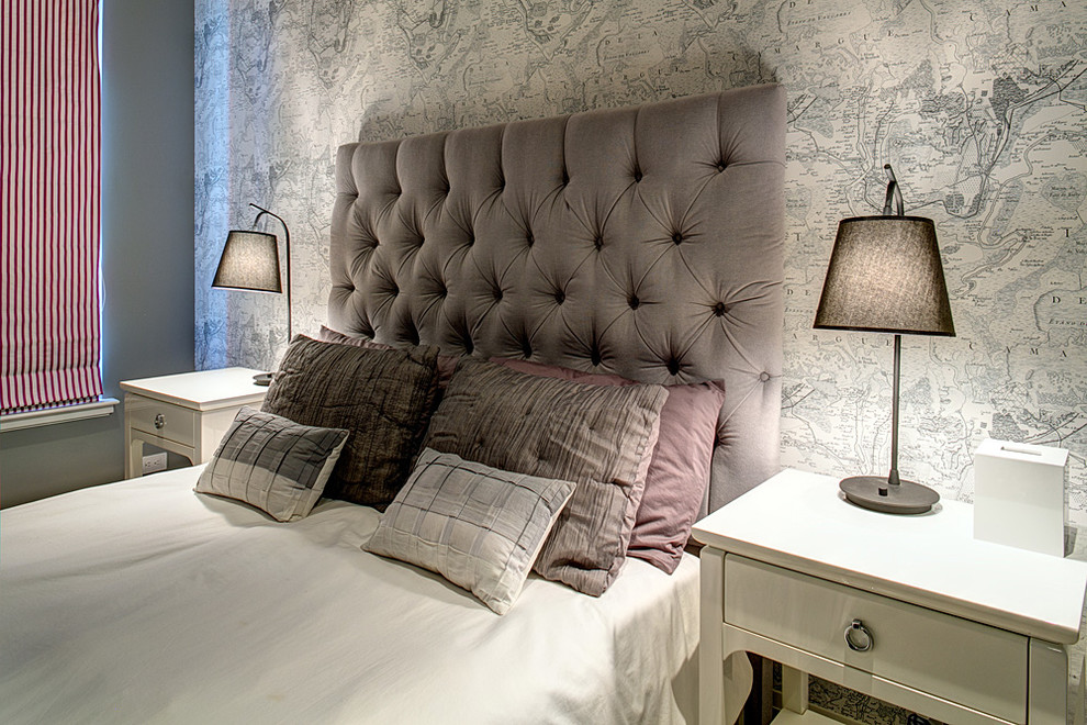 Источник вдохновения для домашнего уюта: гостевая спальня среднего размера, (комната для гостей) в стиле неоклассика (современная классика) с разноцветными стенами, бетонным полом и серым полом без камина