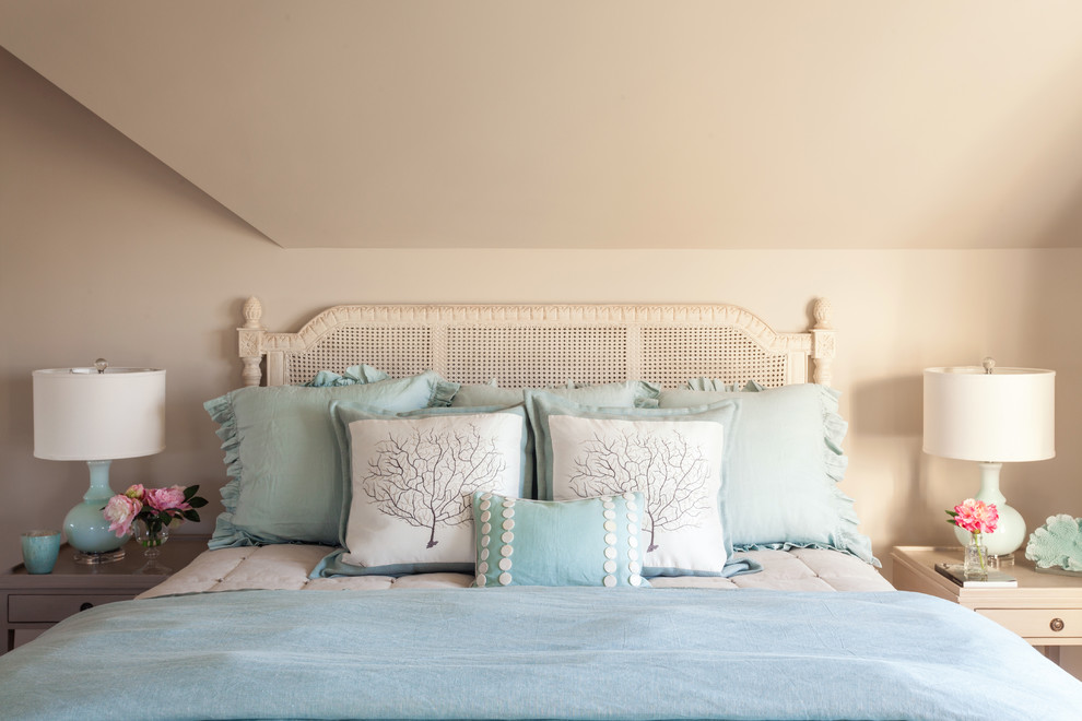 Immagine di una camera degli ospiti costiera di medie dimensioni con pareti beige, parquet chiaro e nessun camino