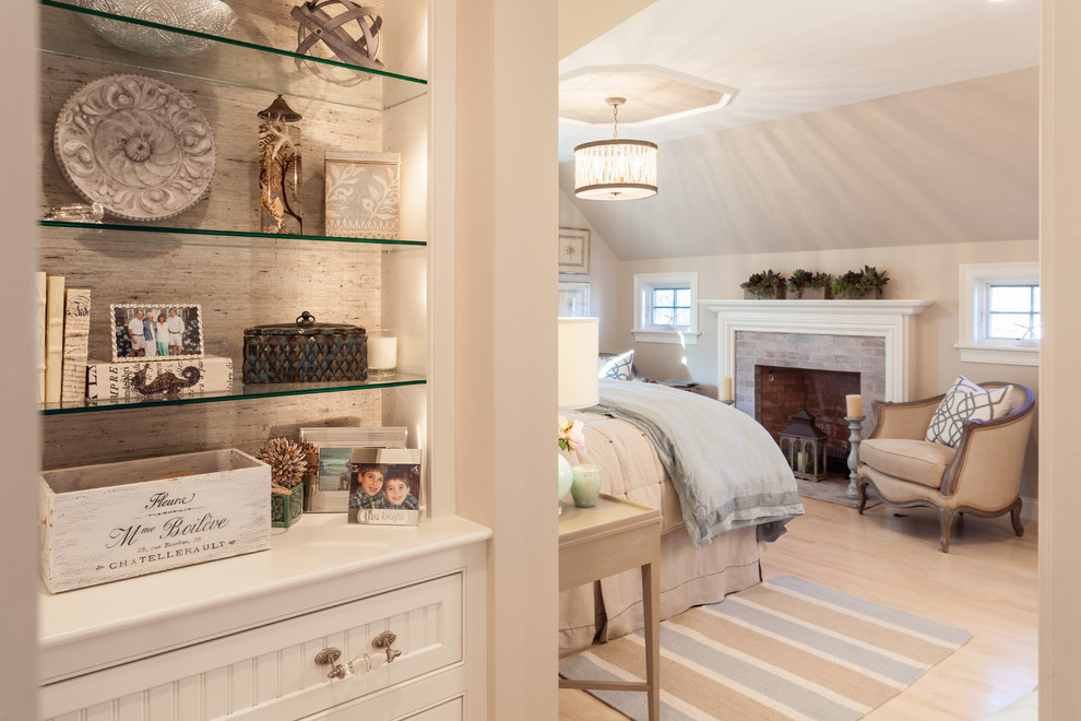 Ejemplo de dormitorio principal costero de tamaño medio con paredes grises y suelo de madera clara