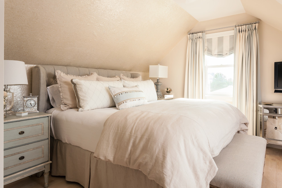 Modelo de habitación de invitados costera de tamaño medio sin chimenea con paredes beige y suelo de madera clara