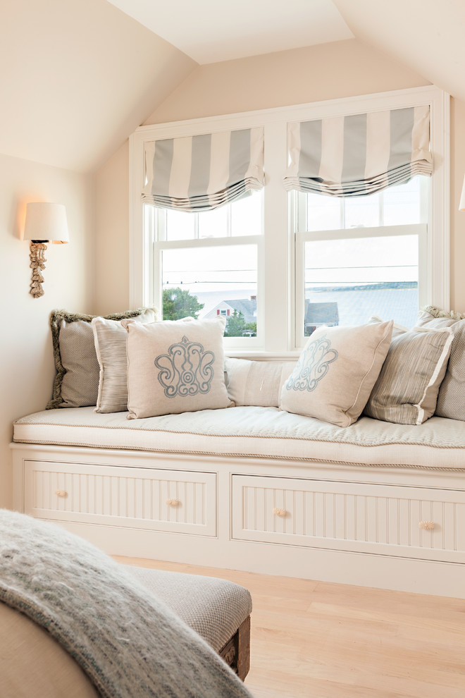 Imagen de habitación de invitados marinera de tamaño medio sin chimenea con paredes beige y suelo de madera clara