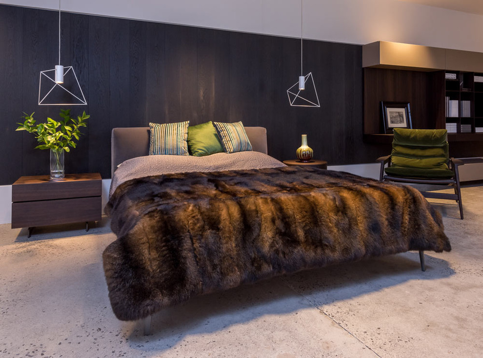 Geräumiges Modernes Hauptschlafzimmer mit schwarzer Wandfarbe, Betonboden, grauem Boden und Holzdielenwänden in Sydney