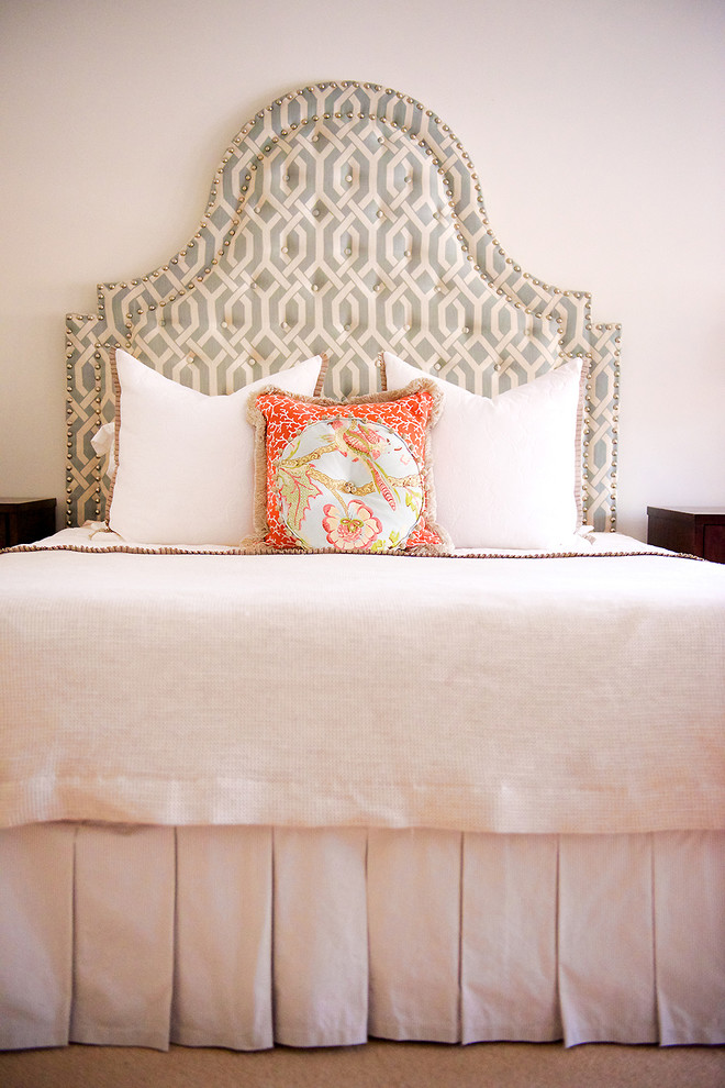 Klassisches Schlafzimmer mit weißer Wandfarbe und Teppichboden in Los Angeles