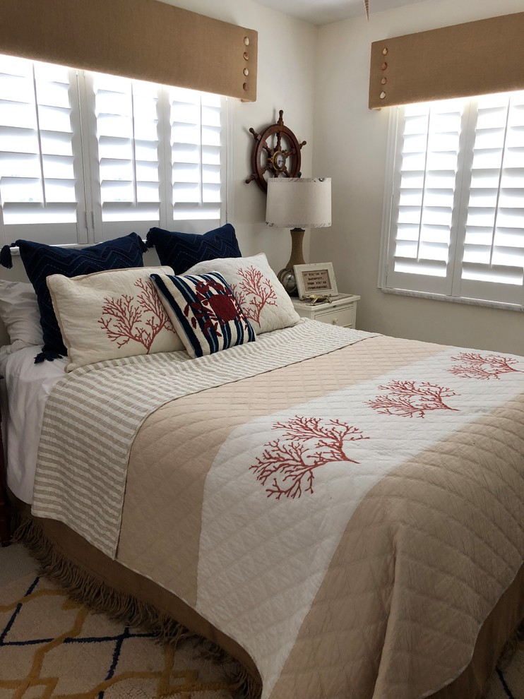 Kleines Maritimes Gästezimmer mit beiger Wandfarbe, Teppichboden und beigem Boden in Miami