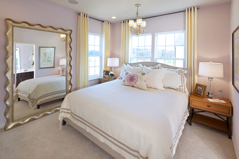 Пример оригинального дизайна: спальня в современном стиле с розовыми стенами и ковровым покрытием без камина