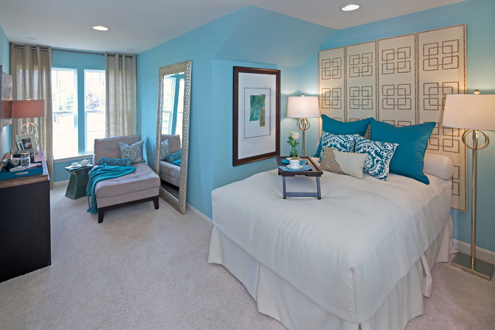 Ispirazione per una camera da letto design con pareti blu e moquette