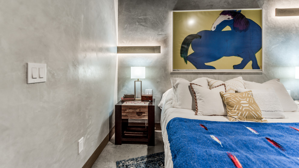 Mittelgroßes Eklektisches Hauptschlafzimmer mit grauer Wandfarbe, Betonboden und grauem Boden in Houston