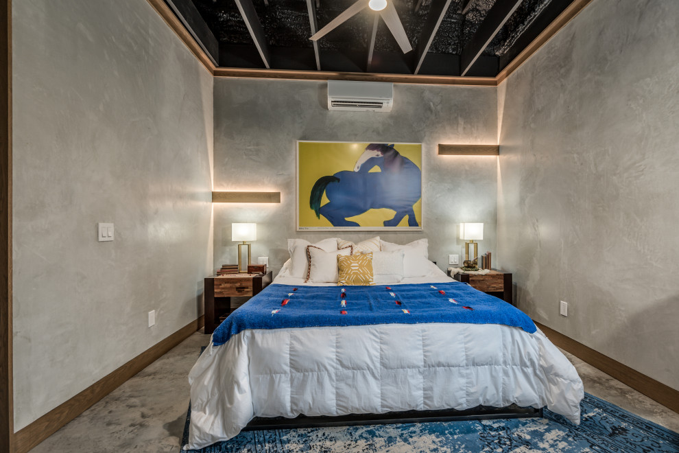 Пример оригинального дизайна: хозяйская спальня среднего размера в стиле фьюжн с серыми стенами, бетонным полом и серым полом