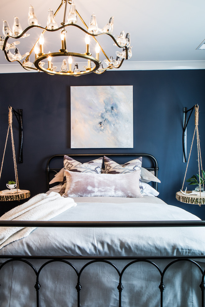 Ejemplo de dormitorio escandinavo con paredes azules