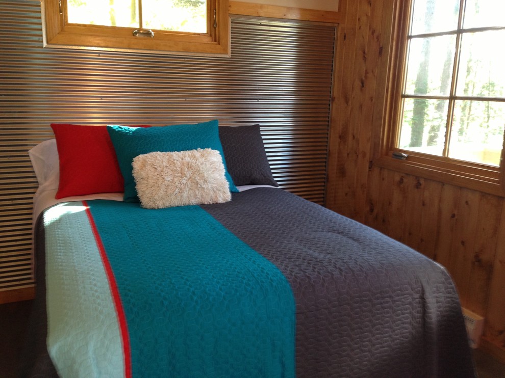 Kleines Uriges Gästezimmer ohne Kamin mit brauner Wandfarbe und hellem Holzboden in Minneapolis