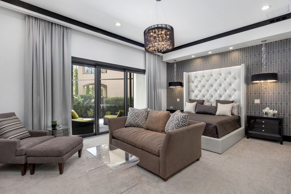 Großes Modernes Hauptschlafzimmer ohne Kamin mit weißer Wandfarbe und Teppichboden in Orlando