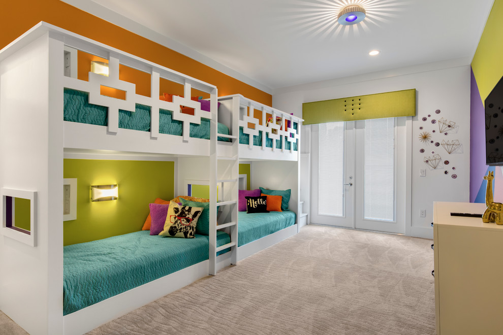 Esempio di una grande camera degli ospiti moderna con pareti multicolore, moquette e nessun camino