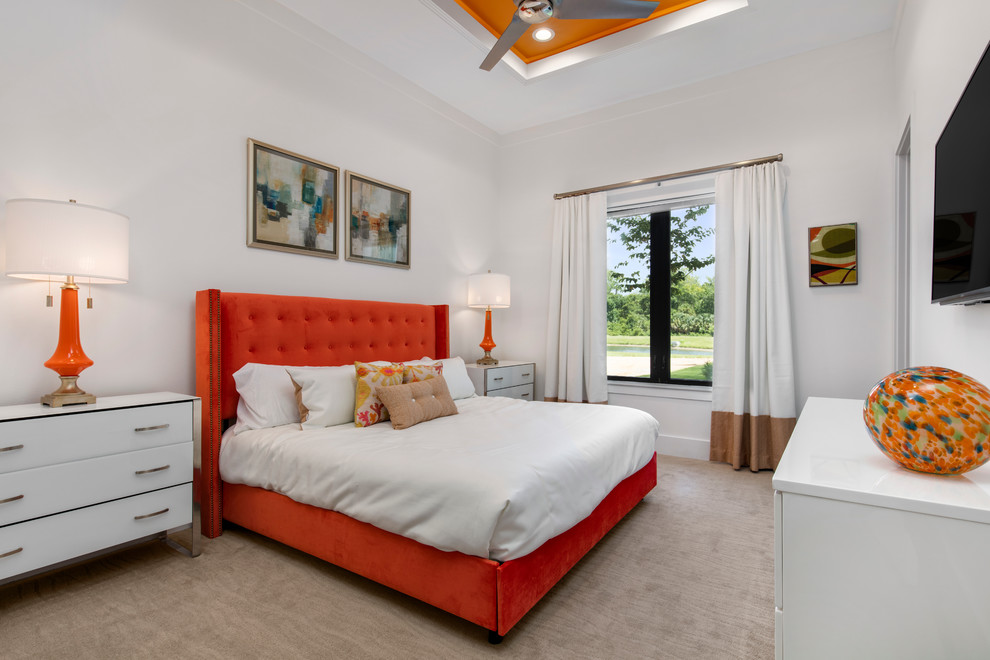 На фото: большая гостевая спальня (комната для гостей) в стиле модернизм с оранжевыми стенами и ковровым покрытием без камина