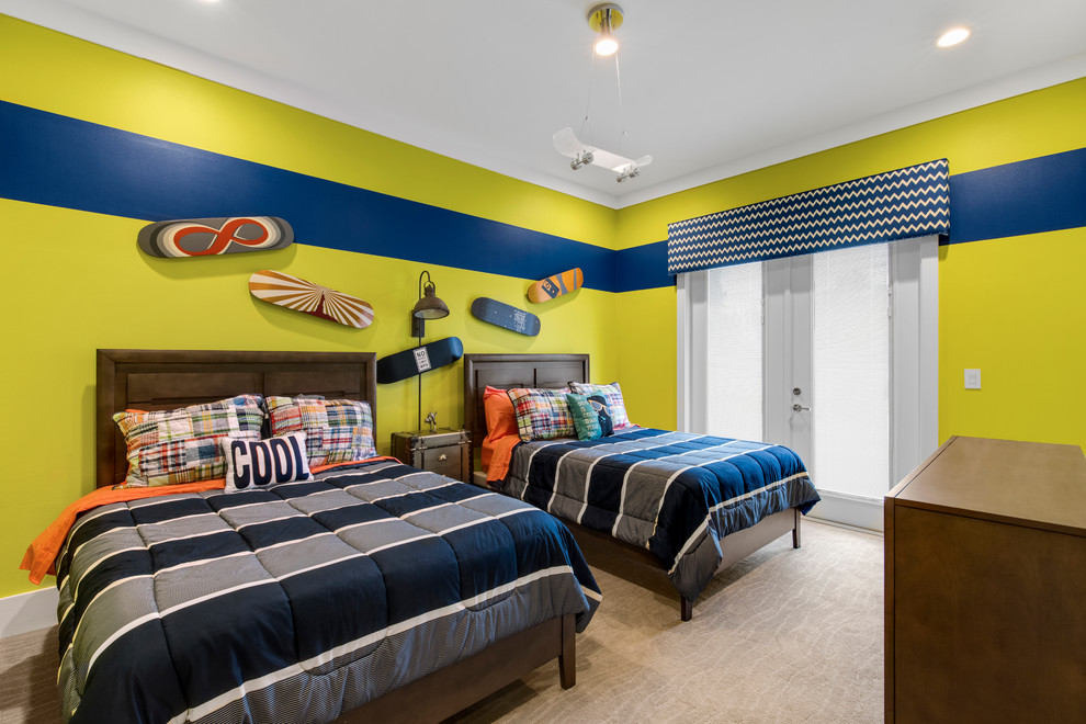 На фото: гостевая спальня среднего размера, (комната для гостей) в стиле модернизм с зелеными стенами и ковровым покрытием без камина с