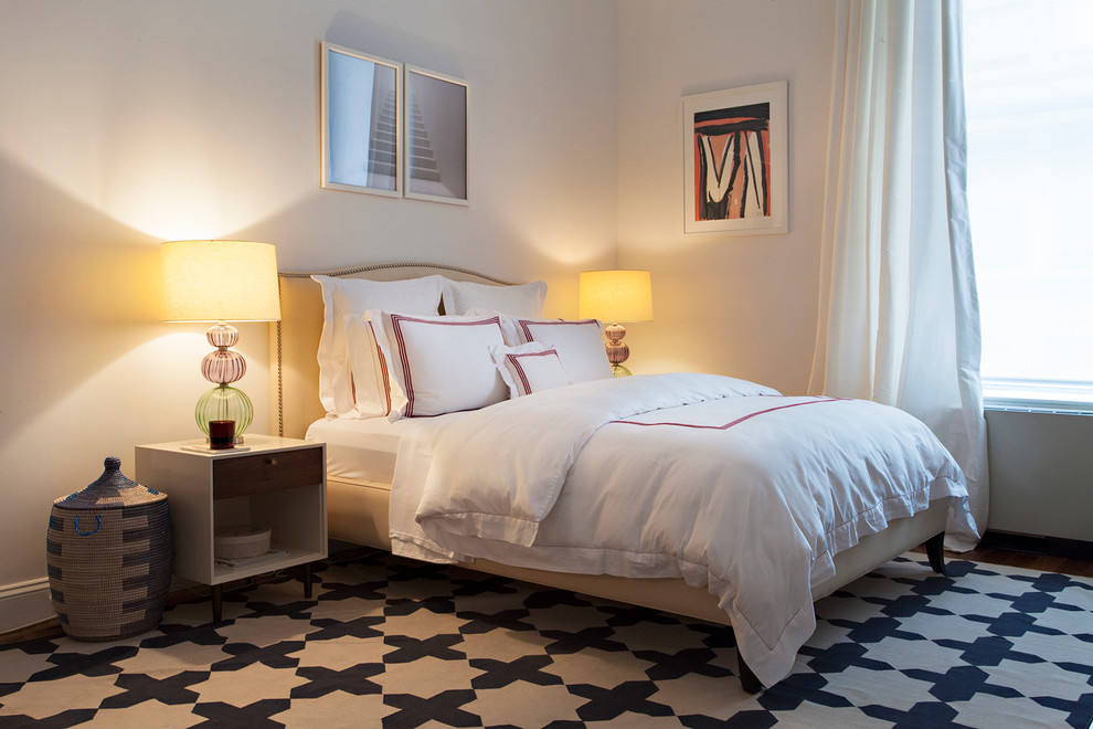 Eklektisches Hauptschlafzimmer mit weißer Wandfarbe und dunklem Holzboden in New York