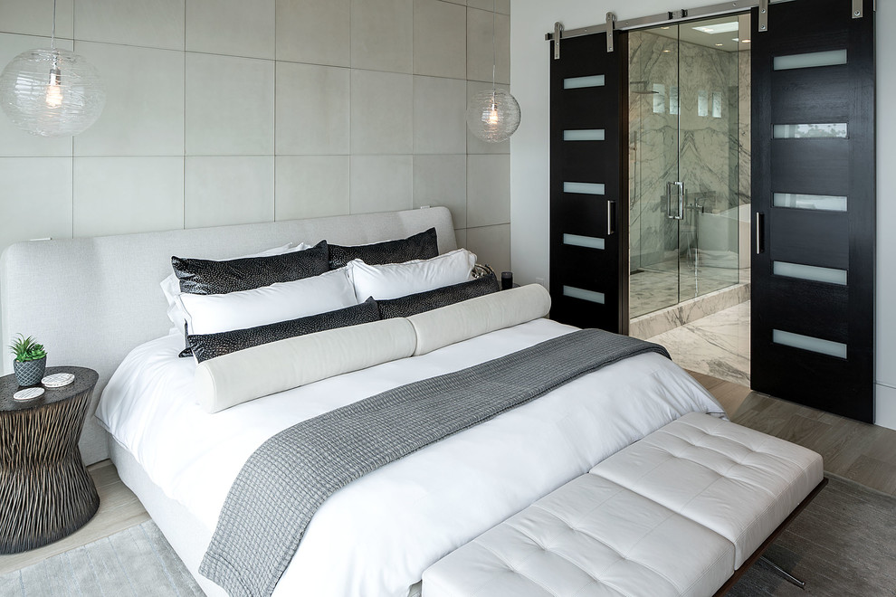 Ispirazione per una camera degli ospiti minimalista di medie dimensioni con pareti beige e pavimento beige