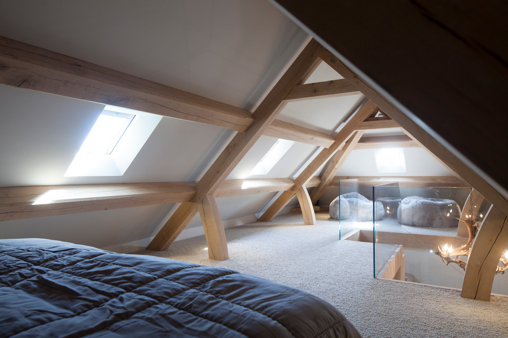 Diseño de dormitorio tipo loft actual grande con paredes blancas y moqueta