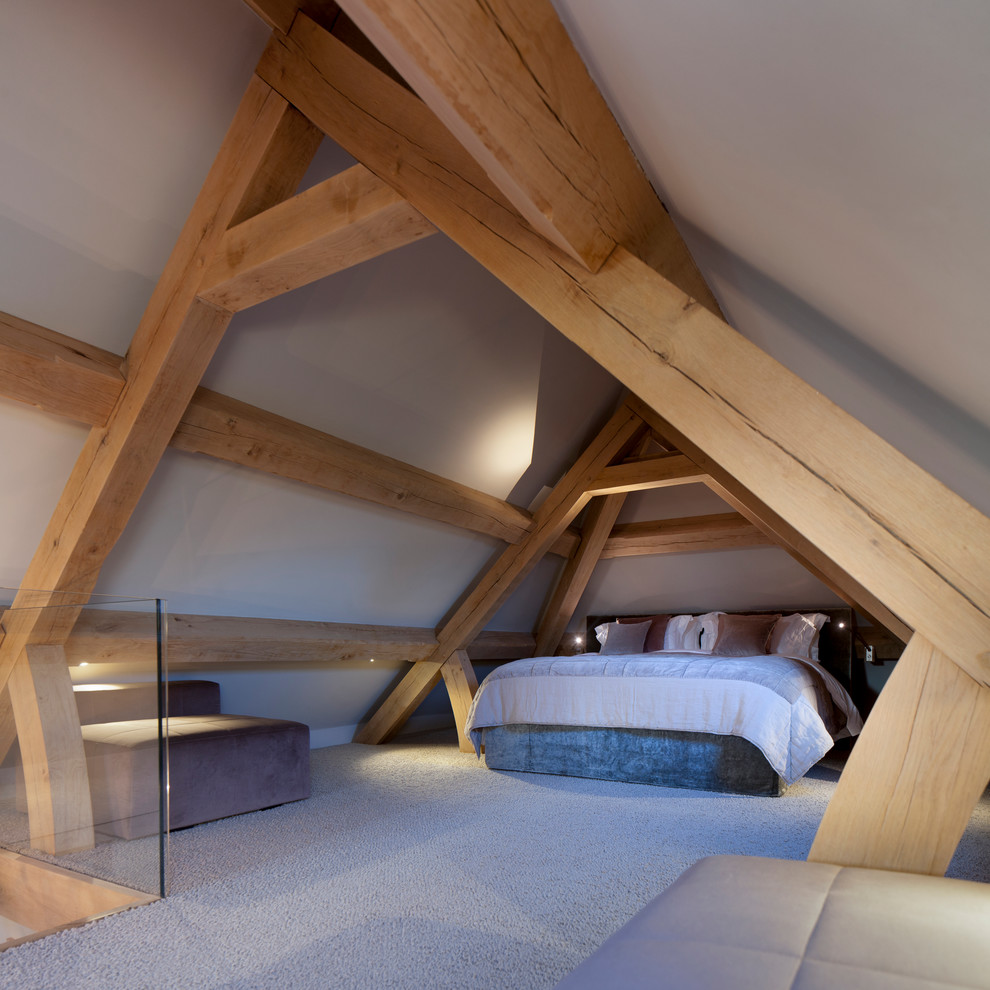 Стильный дизайн: большая спальня на антресоли в современном стиле с белыми стенами и ковровым покрытием - последний тренд