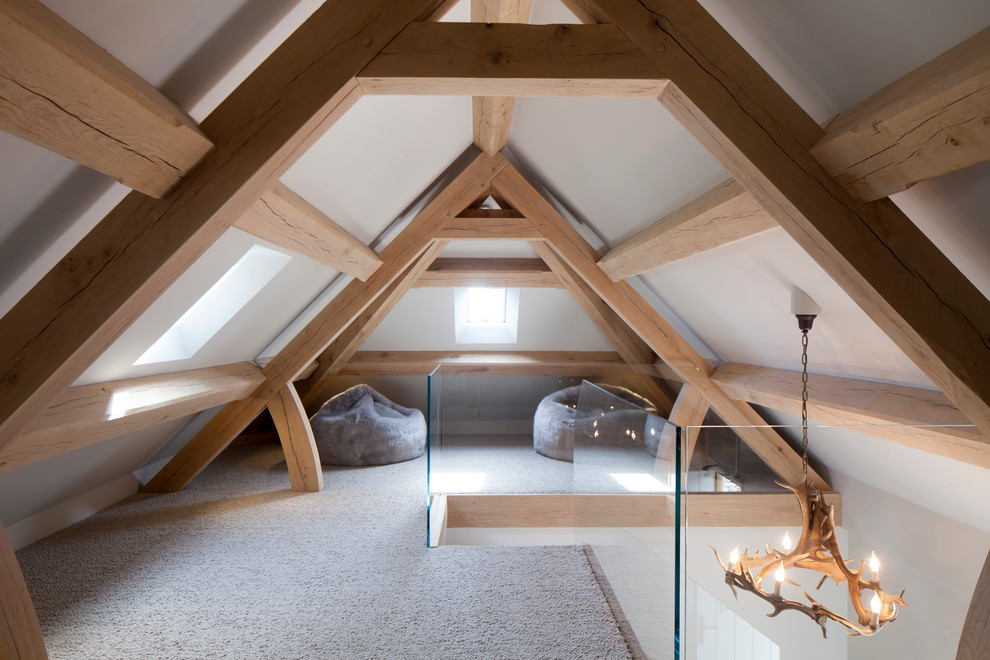 チェシャーにある広いコンテンポラリースタイルのおしゃれなロフト寝室 (白い壁、カーペット敷き)