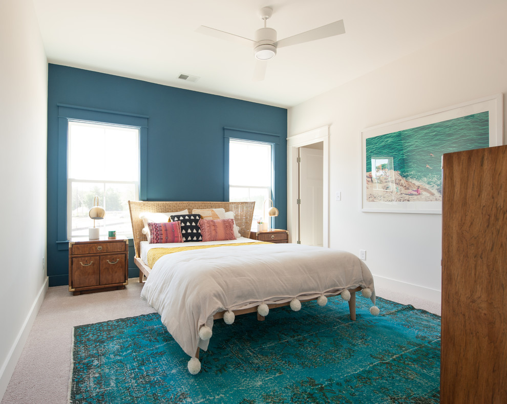Bild på ett maritimt sovrum, med blå väggar, heltäckningsmatta och grått golv