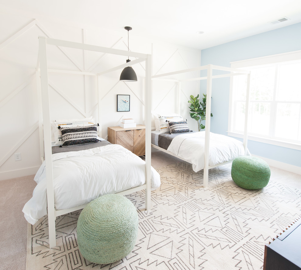 Immagine di una camera degli ospiti costiera con pareti blu, moquette e pavimento beige