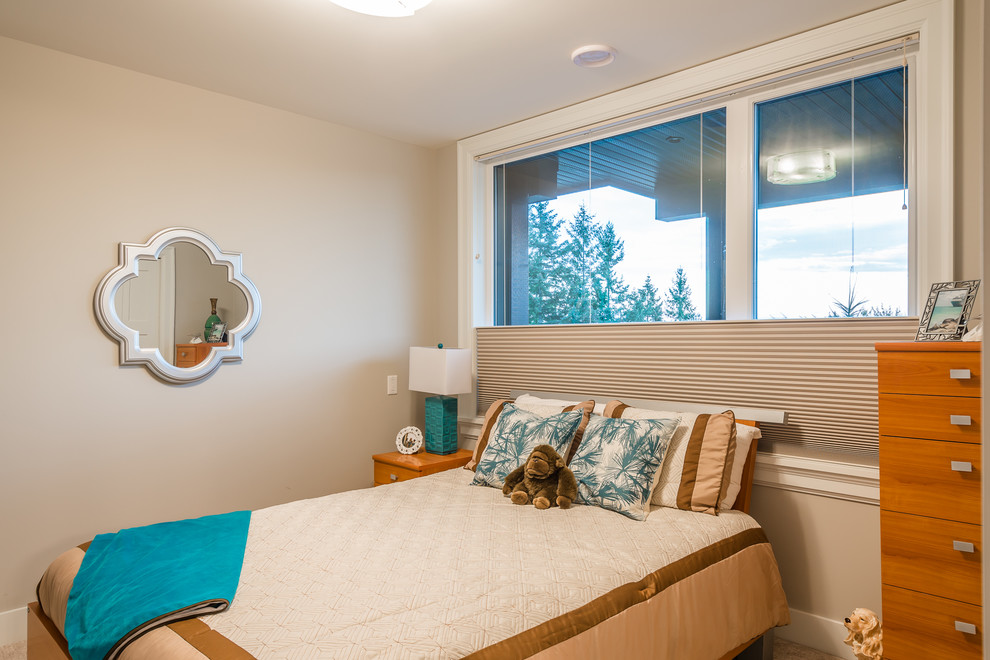 Imagen de habitación de invitados clásica renovada de tamaño medio con paredes grises y moqueta