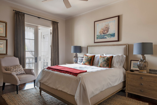 Diseño de dormitorio principal clásico grande con paredes beige y suelo de madera en tonos medios