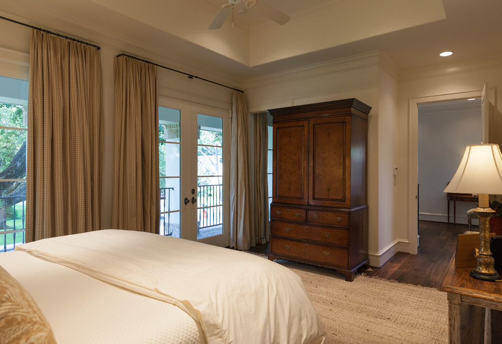 Diseño de habitación de invitados clásica extra grande con paredes blancas, suelo de madera oscura y suelo marrón