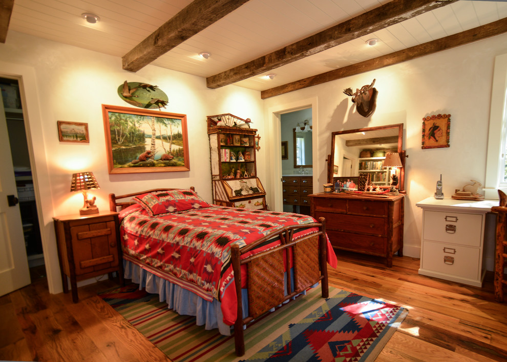 Esempio di una camera da letto stile rurale con pareti bianche, pavimento in legno massello medio e nessun camino