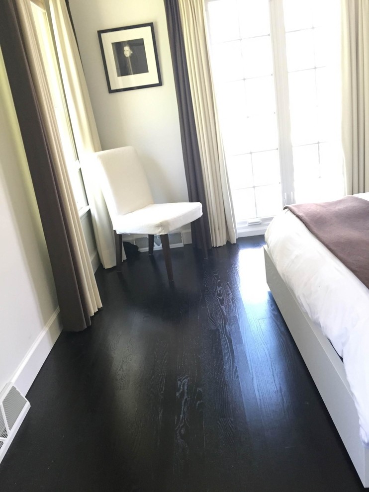 Mittelgroßes Modernes Hauptschlafzimmer mit weißer Wandfarbe, dunklem Holzboden und schwarzem Boden in Baltimore