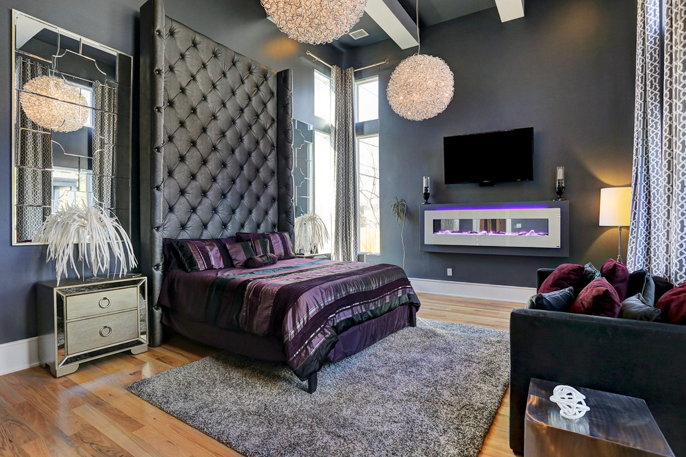 Стильный дизайн: большая хозяйская спальня в современном стиле с серыми стенами, светлым паркетным полом, стандартным камином и фасадом камина из плитки - последний тренд