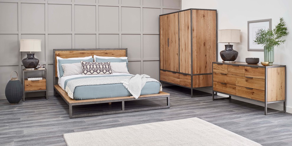 Свежая идея для дизайна: хозяйская спальня среднего размера в стиле лофт с серыми стенами, полом из линолеума и серым полом без камина - отличное фото интерьера