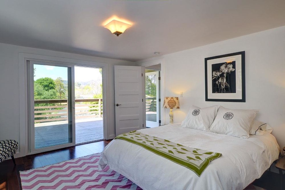 Imagen de habitación de invitados contemporánea de tamaño medio con paredes blancas y suelo de madera en tonos medios