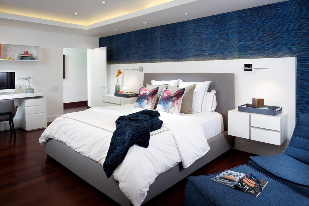 Foto de dormitorio principal contemporáneo grande con paredes blancas y suelo de madera oscura