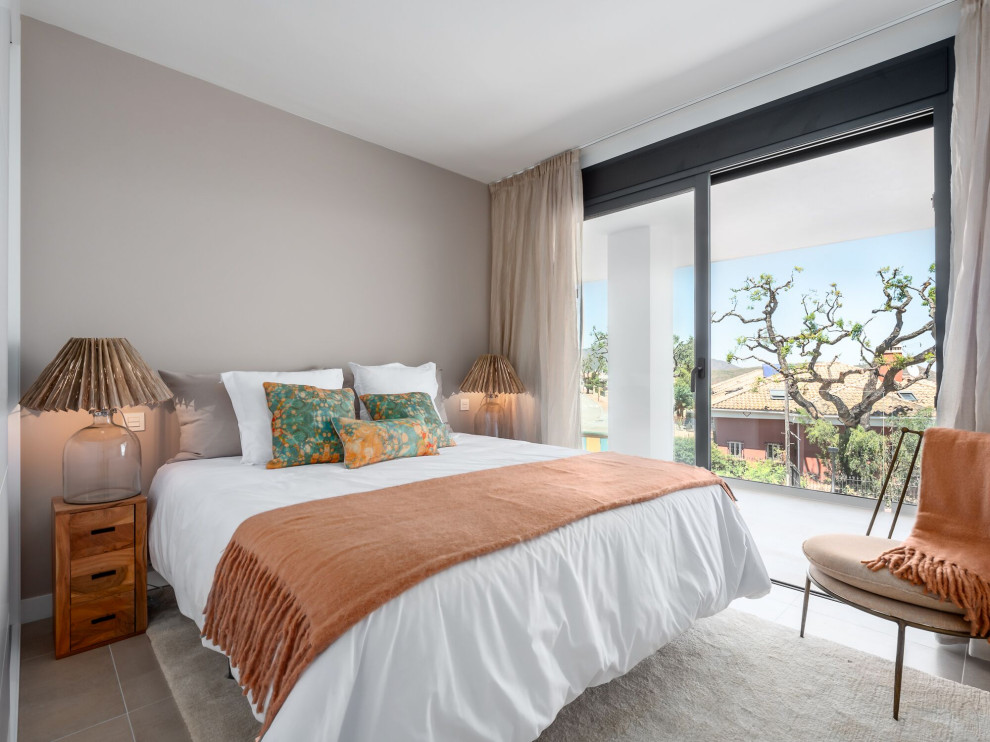 Diseño de dormitorio mediterráneo sin chimenea con paredes beige y suelo beige