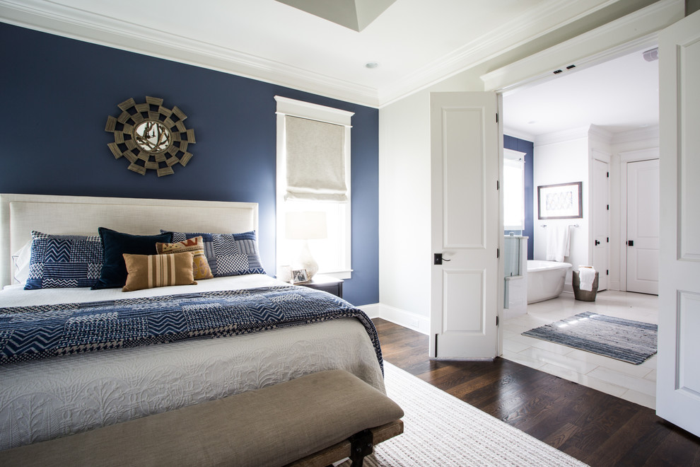 Idée de décoration pour une chambre parentale tradition de taille moyenne avec un mur bleu, parquet foncé et une cheminée standard.