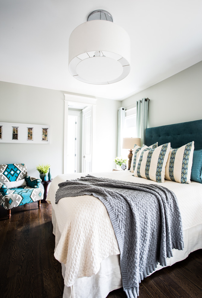 Foto de dormitorio principal clásico renovado de tamaño medio sin chimenea con suelo de madera oscura y paredes grises
