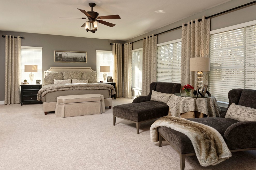 Imagen de dormitorio tradicional renovado grande con paredes grises y moqueta